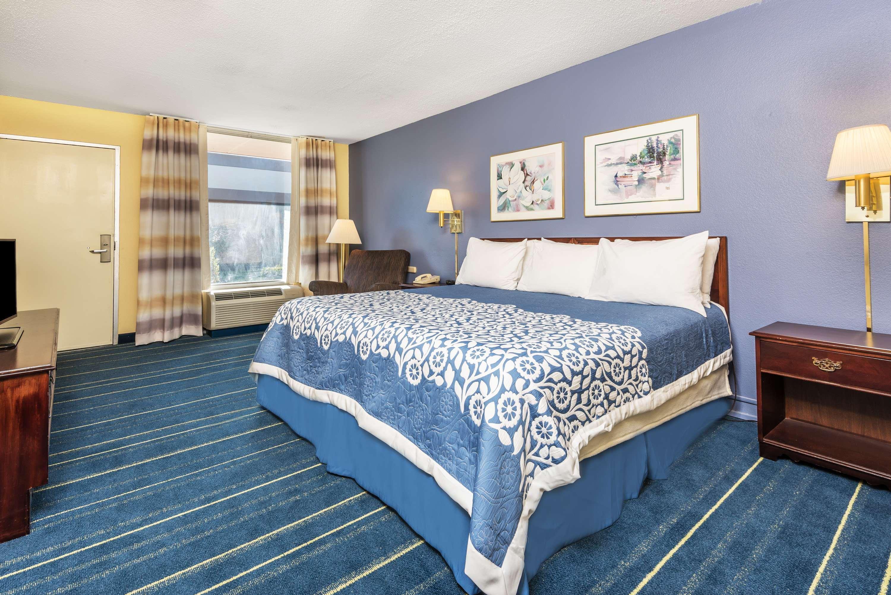 Days Inn By Wyndham South Hill Buitenkant foto