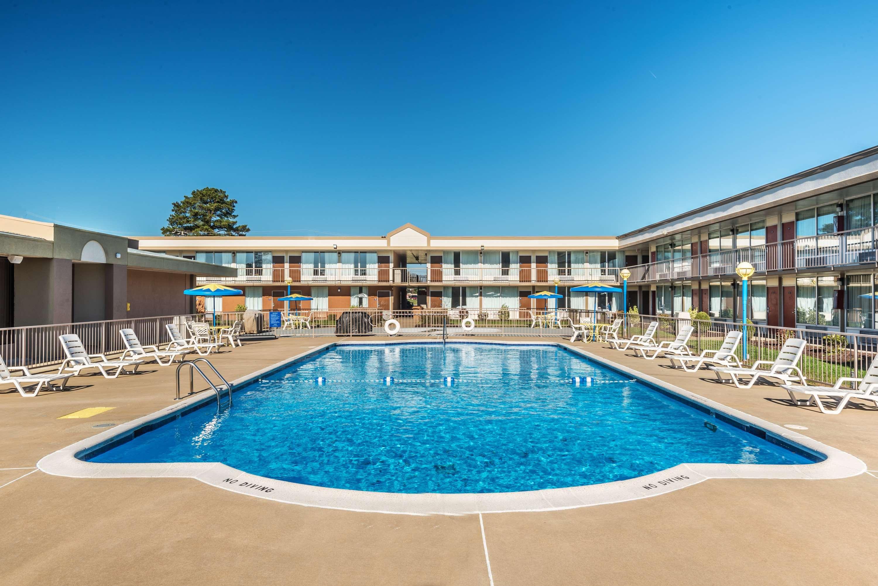 Days Inn By Wyndham South Hill Buitenkant foto